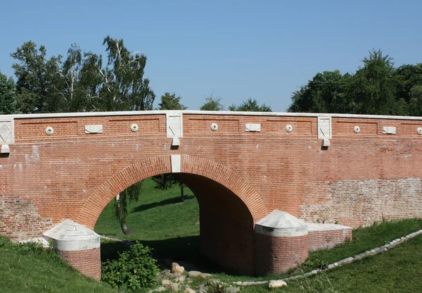 Κόκκινο γέφυρα σε tsaritsyno — Stockfoto