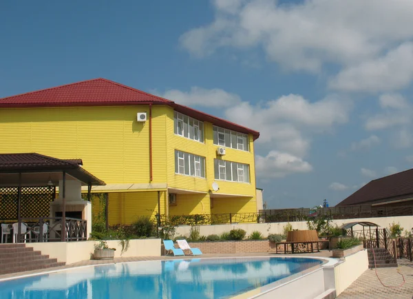 Курортный двор отеля с бассейном — стоковое фото