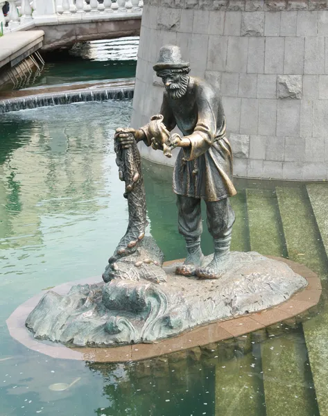 Rus bir peri masalı heykel? Balıkçı ve deniz? — Stok fotoğraf