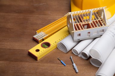 inşaat planları ve ahşap masa üzerinde planları