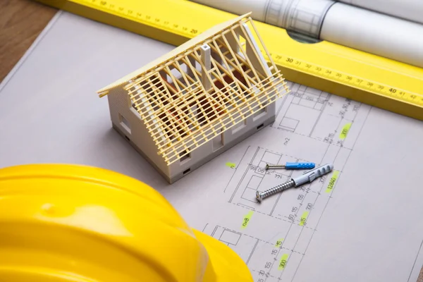 Planos de construcción y planos sobre mesa de madera —  Fotos de Stock