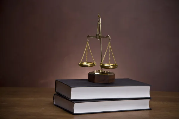 Waage der Gerechtigkeit und Hammer auf Schreibtisch mit dunklem Hintergrund — Stockfoto