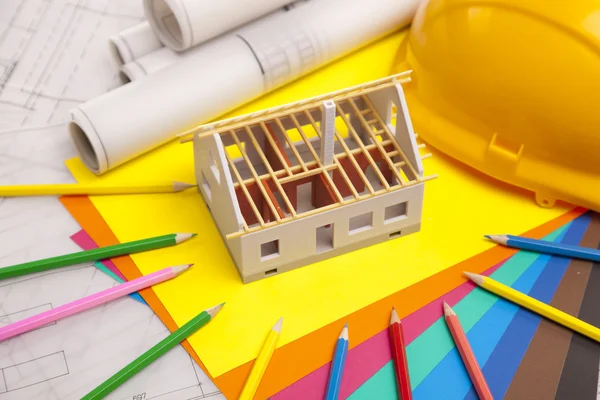Byggnadsplanerna med hjälm och ritning verktyg på ritningar — Stockfoto