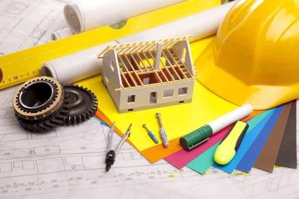Baupläne mit Helm und Zeichenwerkzeug auf Bauplänen — Stockfoto