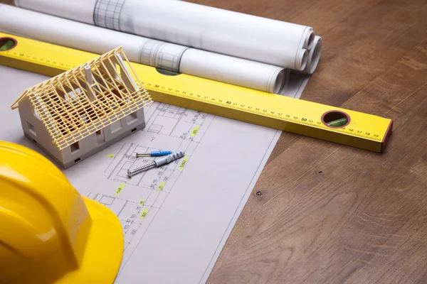 Baupläne und Baupläne auf Holztisch — Stockfoto