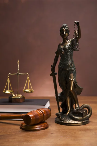 正义与黑背景下桌上的小木槌的体重秤 — 图库照片