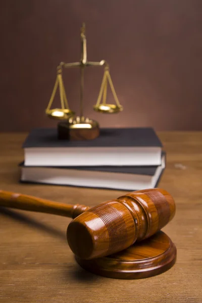 Scales of justice and gavel on desk with dark background — Stockfoto