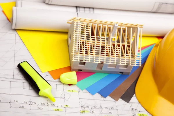 Planes de construcción con casco y herramientas de dibujo en planos —  Fotos de Stock