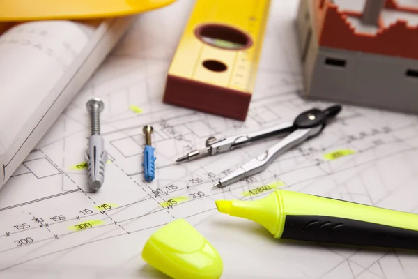Planes de construcción con casco y herramientas de dibujo en planos —  Fotos de Stock