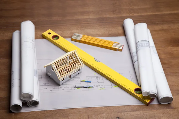 Építési terveket és a tervek, a fából készült asztal — Stock Fotó