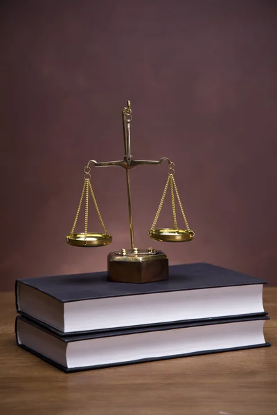 Waage der Gerechtigkeit und Hammer auf Schreibtisch mit dunklem Hintergrund — Stockfoto