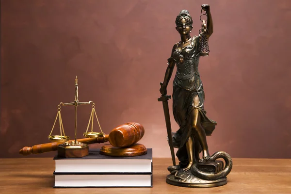 Весы правосудия и молоток на столе с темным фоном — стоковое фото