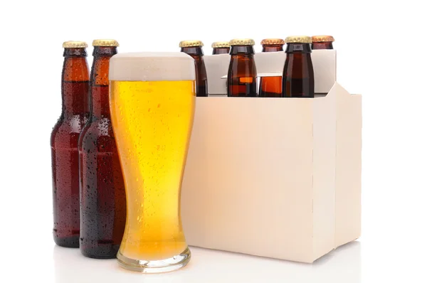 Zes pak van bierflessen met glas — Stockfoto