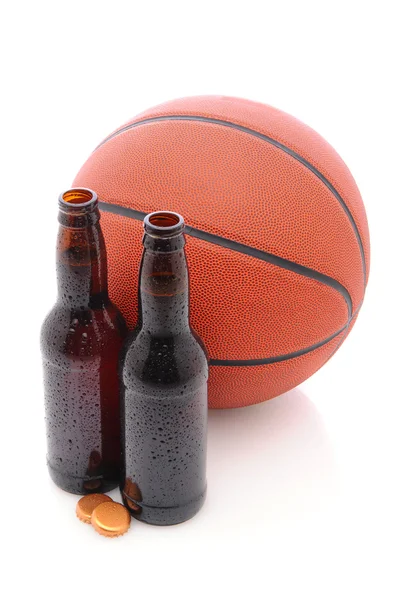 Пивные бутылки с баскетболом — стоковое фото