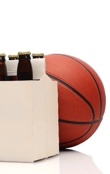 Basketball und Sixpack Bier — Stockfoto