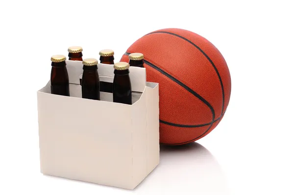 Баскетбол и шесть пачек пива — стоковое фото