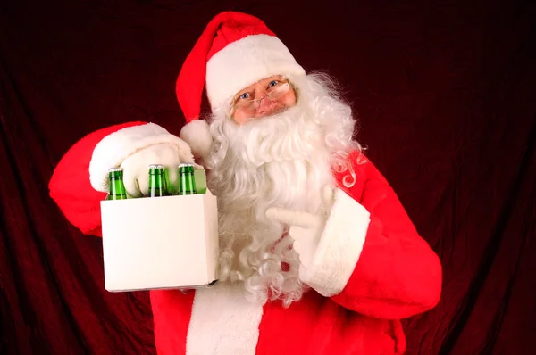Jultomte med sex-pack öl — Stockfoto
