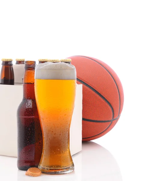 Basketbal zes pack en glas bier — Stockfoto