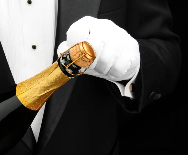 Garçom abertura garrafa de champanhe — Fotografia de Stock