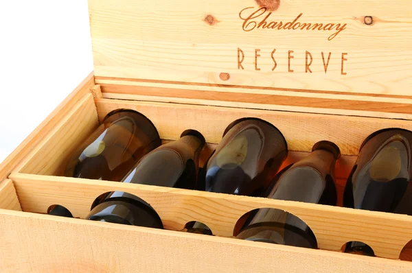 Caso di bottiglie di vino Chardonnay — Foto Stock