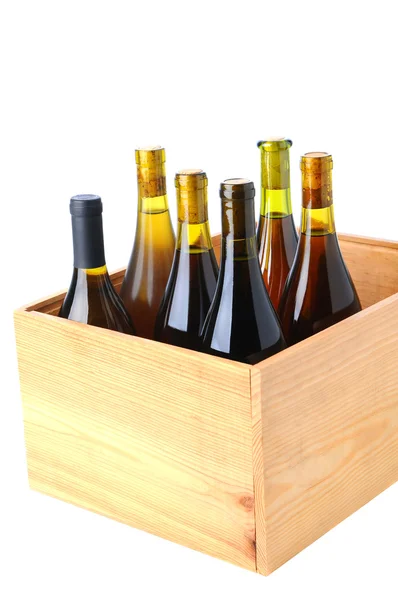 Butelki Chardonnay wino w przypadku drewna — Zdjęcie stockowe