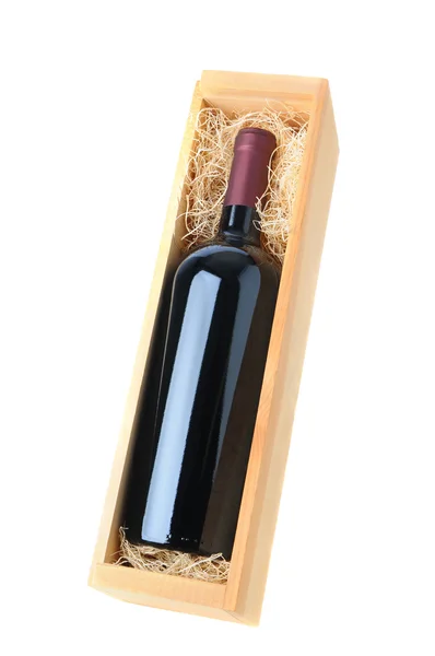 Červená láhev na víno v dřevěné krabici — Stock fotografie