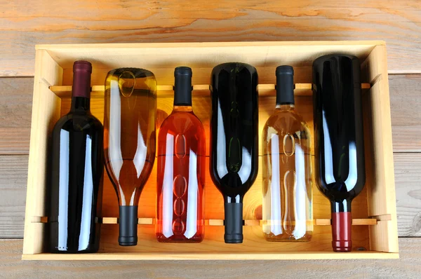 Cassa di bottiglie di vino assortite — Foto Stock