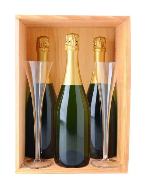 Garrafas e copos de champanhe em caixa de madeira — Fotografia de Stock