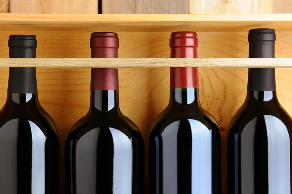 Closeup lahví červeného vína v dřevěném pouzdře — Stock fotografie