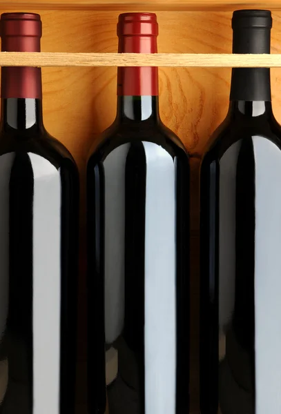 Closeup de garrafas de vinho tinto em caixa de madeira — Fotografia de Stock