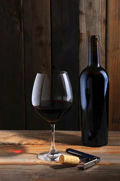 Botella y copa de vino en bodega — Foto de Stock