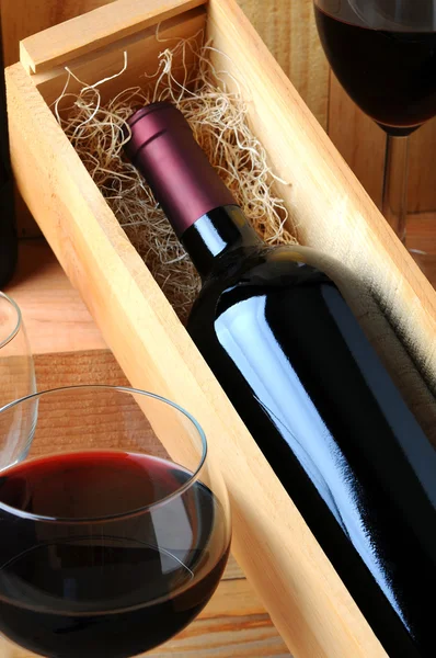 Şişe şarap kadehinin ile kutusunda — Stok fotoğraf