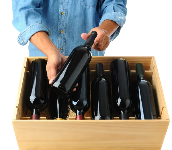 Enólogo com caso de vinho — Fotografia de Stock