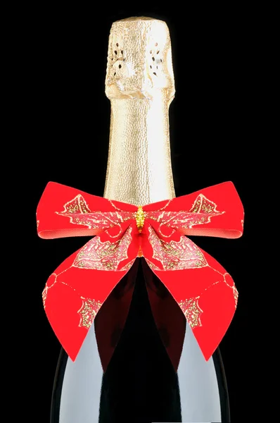 Botella de champán con arco rojo — Foto de Stock
