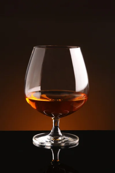 Brandy sklenice na černém pozadí — Stock fotografie