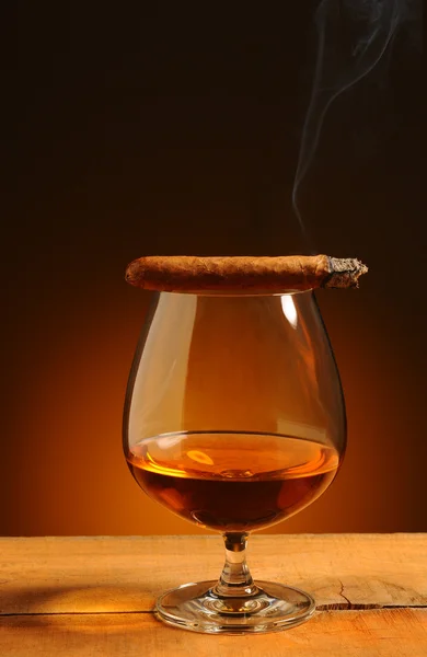 Vidrio de brandy con cigarro — Foto de Stock