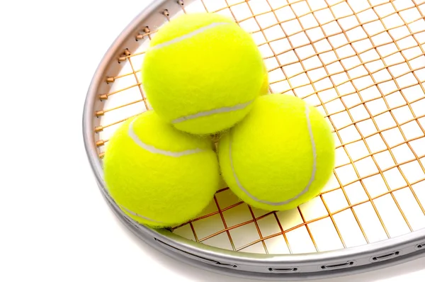 Tennisbälle auf Schläger — Stockfoto