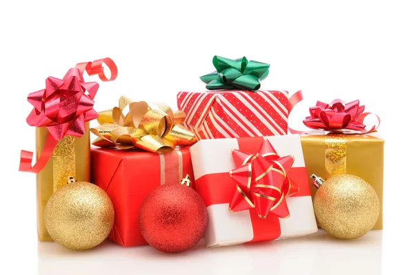 Weihnachtsgeschenke und Schmuck auf Weiß — Stockfoto