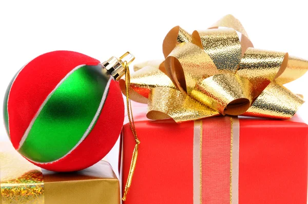 Zbliżenie świątecznych prezentów z ornamentem — Zdjęcie stockowe