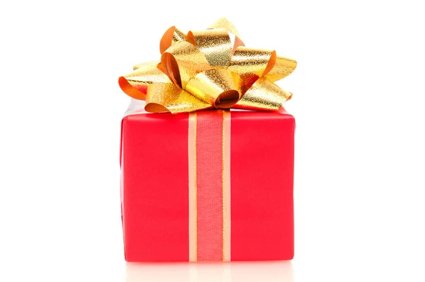 Presente de Natal vermelho com fita de ouro e arco — Fotografia de Stock