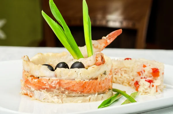 Fisch mit Reis und Gemüse — Stockfoto