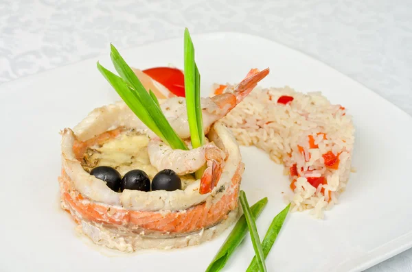Pirinç ve sebze ile balık — Stok fotoğraf