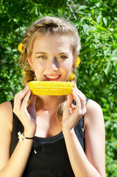 Femme mangeant du maïs en épi — Photo
