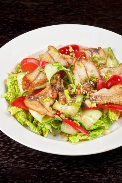 Salat aus geräuchertem Aal — Stockfoto