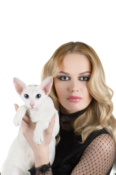 Vrouw met Oosterse korthaar kat — Stockfoto