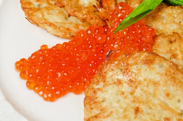 Panqueques con caviar rojo —  Fotos de Stock