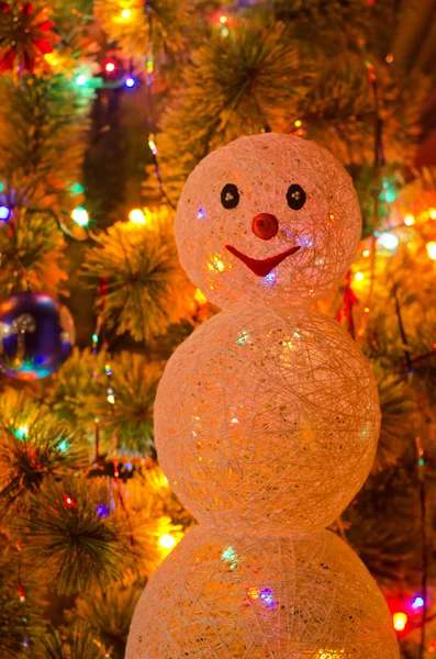 Árbol de piel de Navidad con muñeco de nieve — Foto de Stock