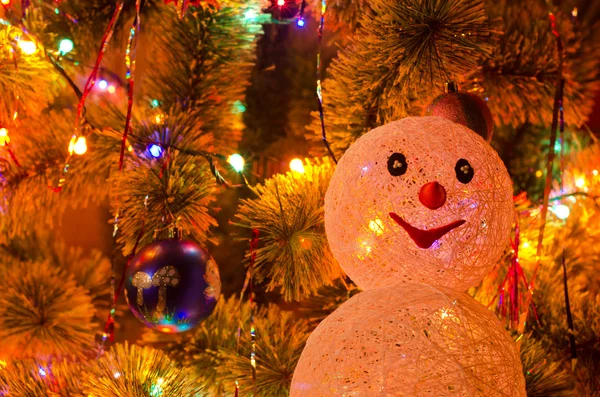 Päls-julgran med snögubbe — Stockfoto