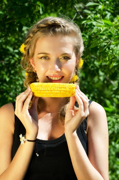 Woman eating corn-cob — Stock Photo, Image