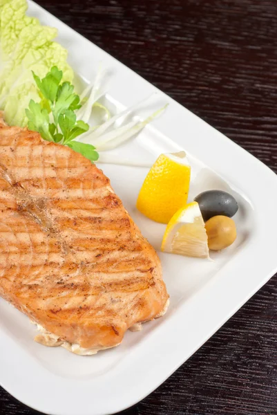 Bife de salmão grelhado — Fotografia de Stock
